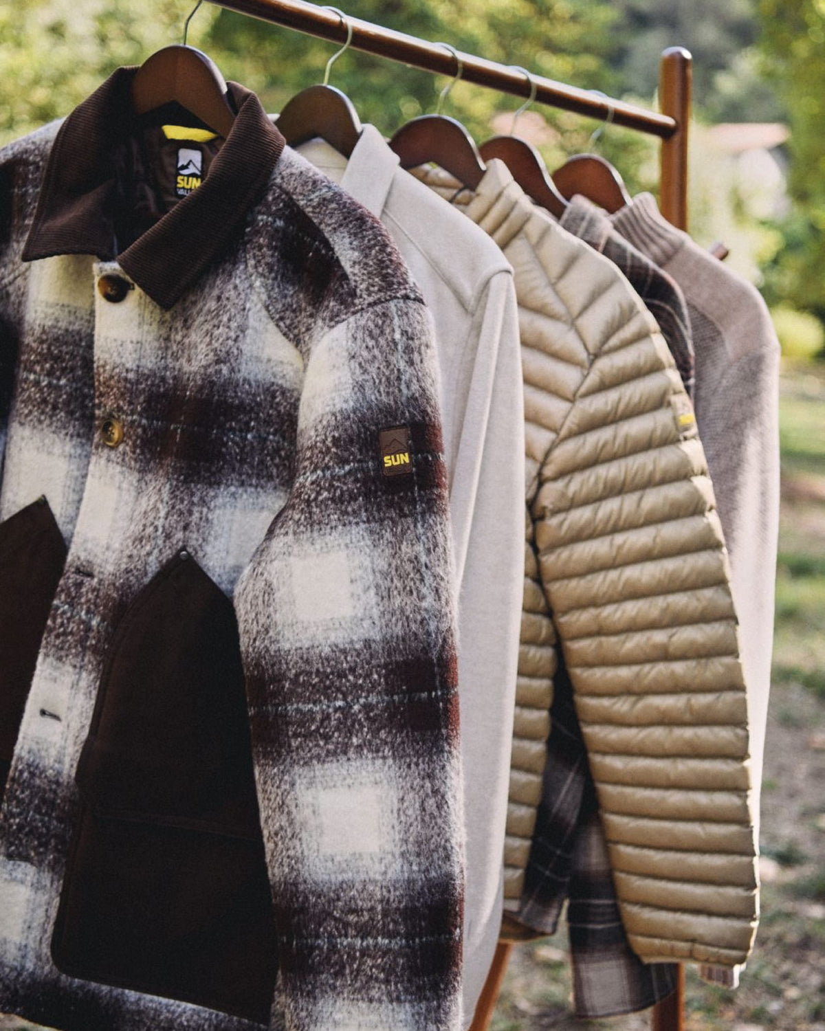 Portant de vestes Sun Valley hiver 2026 : veste à carreaux, doudoune légère et surchemises