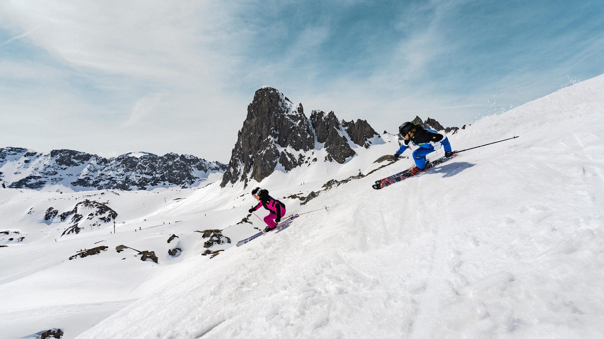 Skieurs Sun Valley en descente sous les aiguilles rocheuses