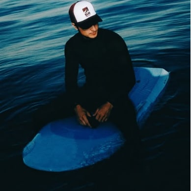 Surf avec la casquette Sun Valley, publication Instagram